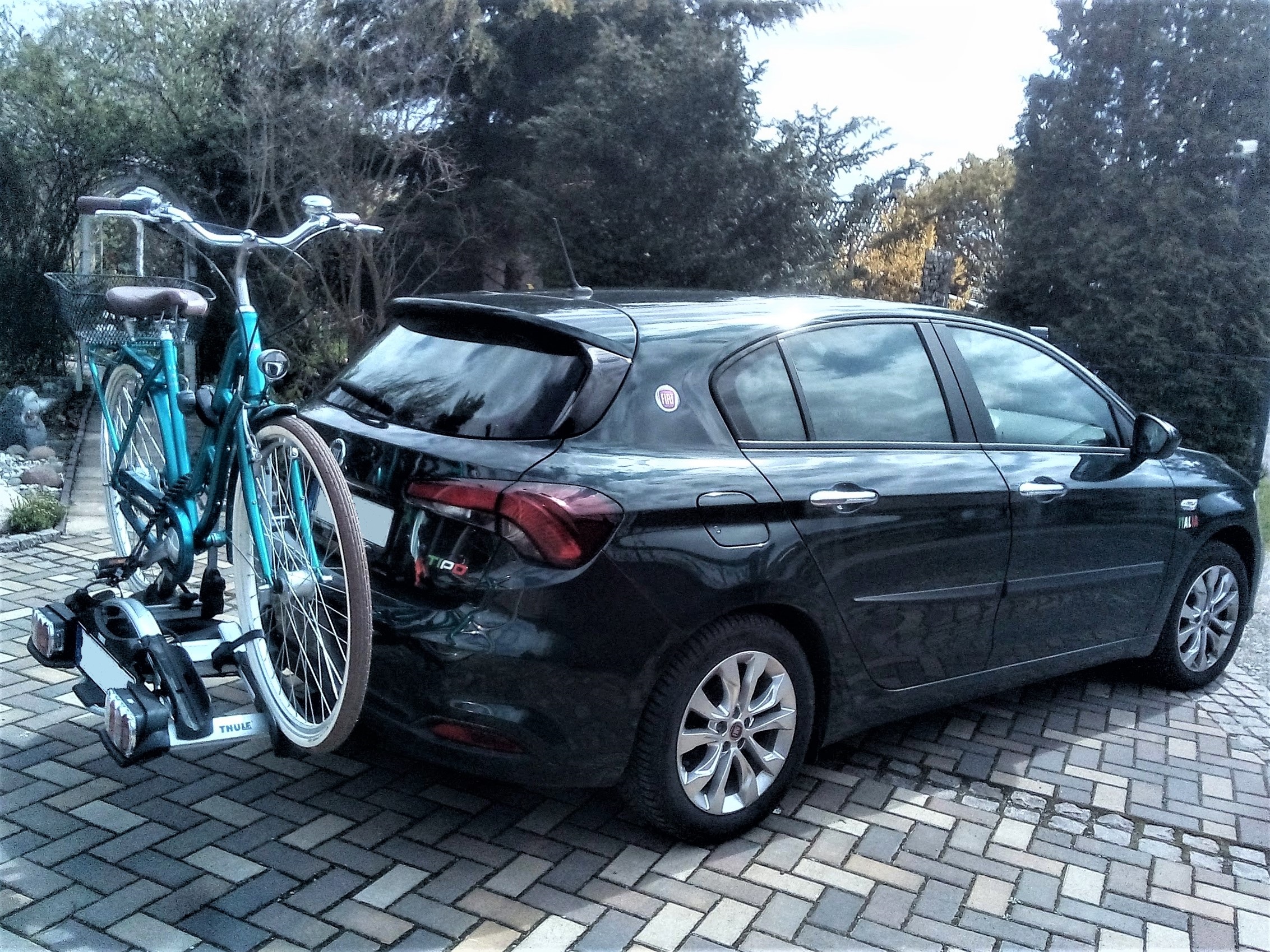 Und der Träger passt wunderbar in den Kofferraum vom Hatchy...