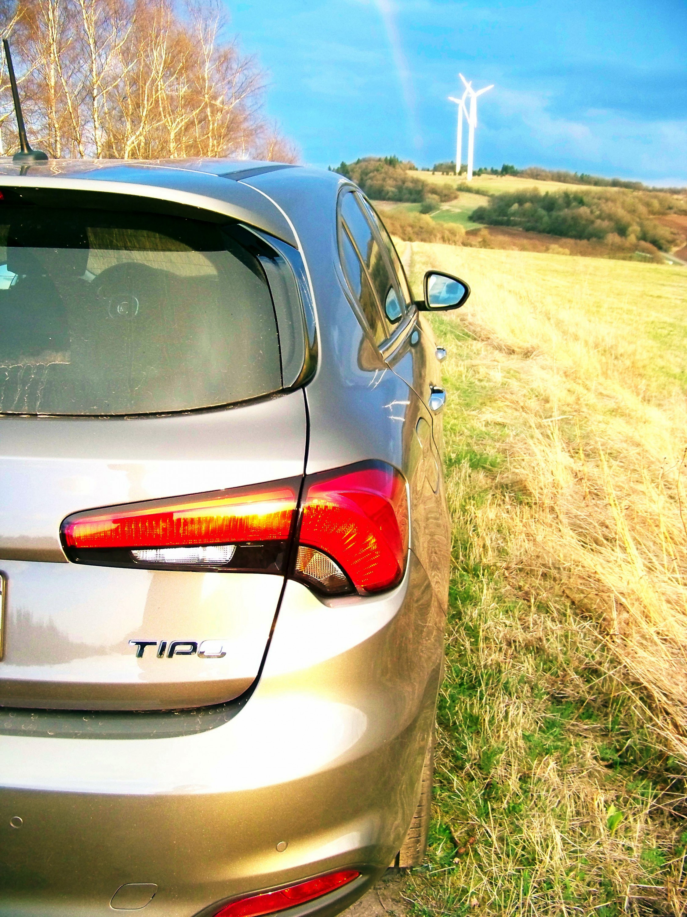 ...und Tipo fuhr zum Regenbogen bei den großen Windmühlen.