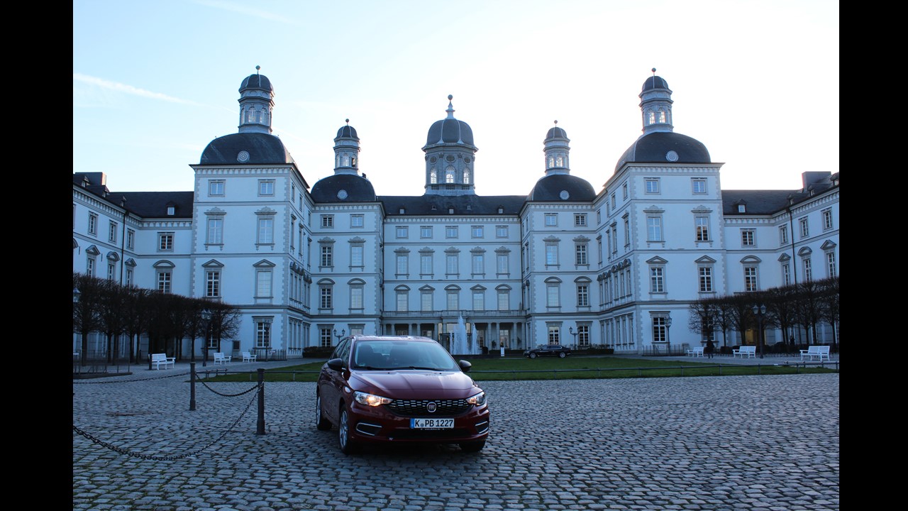 Der Schloßherr fährt Tipo......