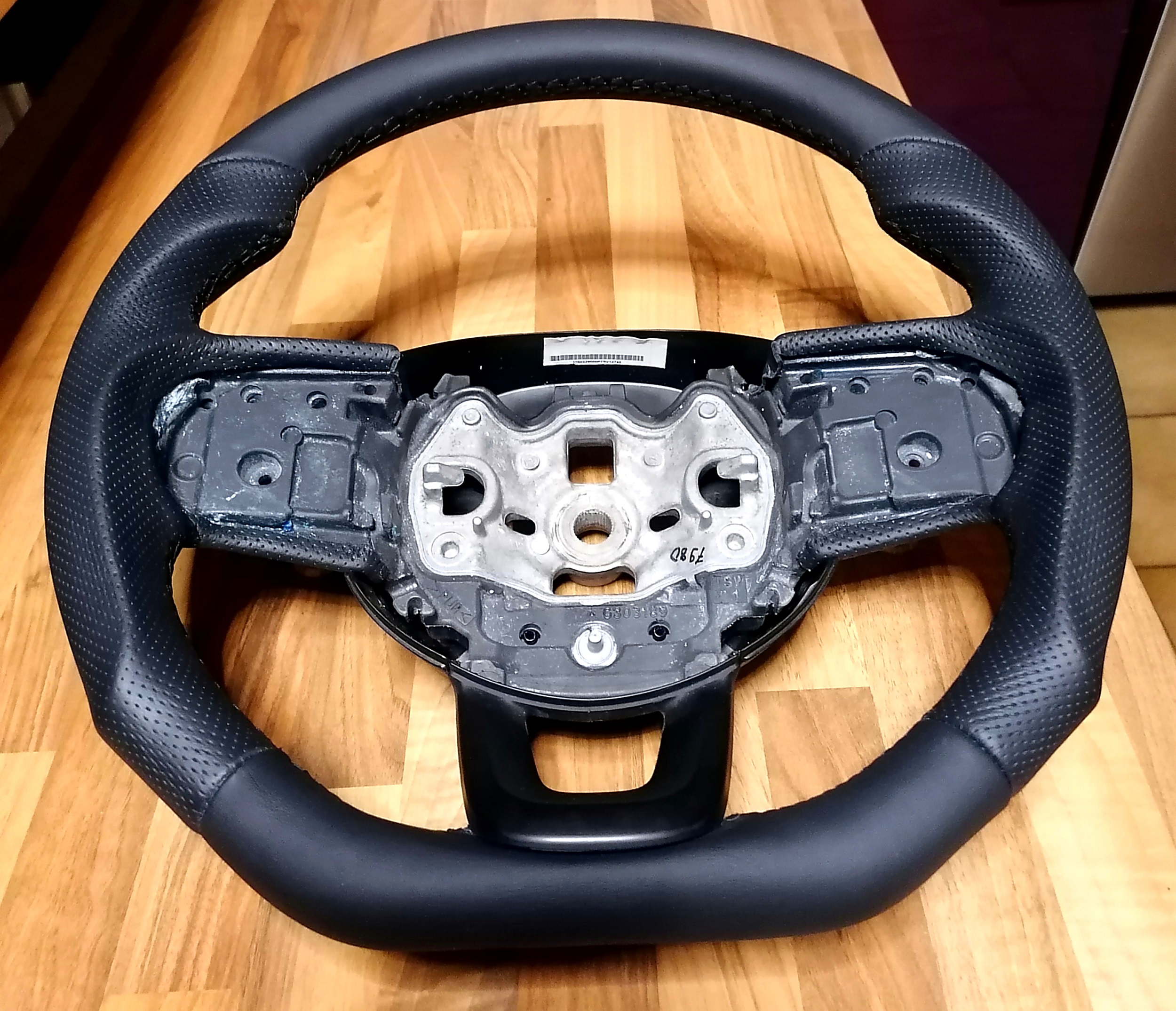 So das neue Lenkrad ist angekommen. Jetzt brauch ich noch ein Ersatzteil, dann wird noch bischen was lackiert und dann wirds eingebaut.