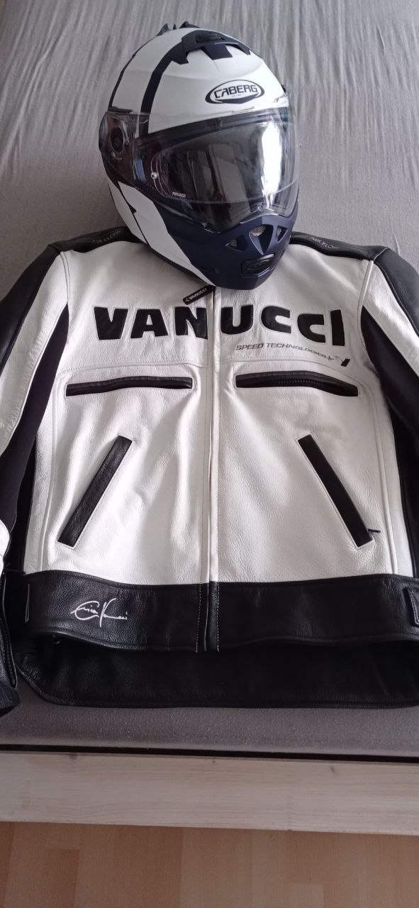 Standesgemäß in Italienischer Sicherheitsausstattung auf dem Japaner unterwegs