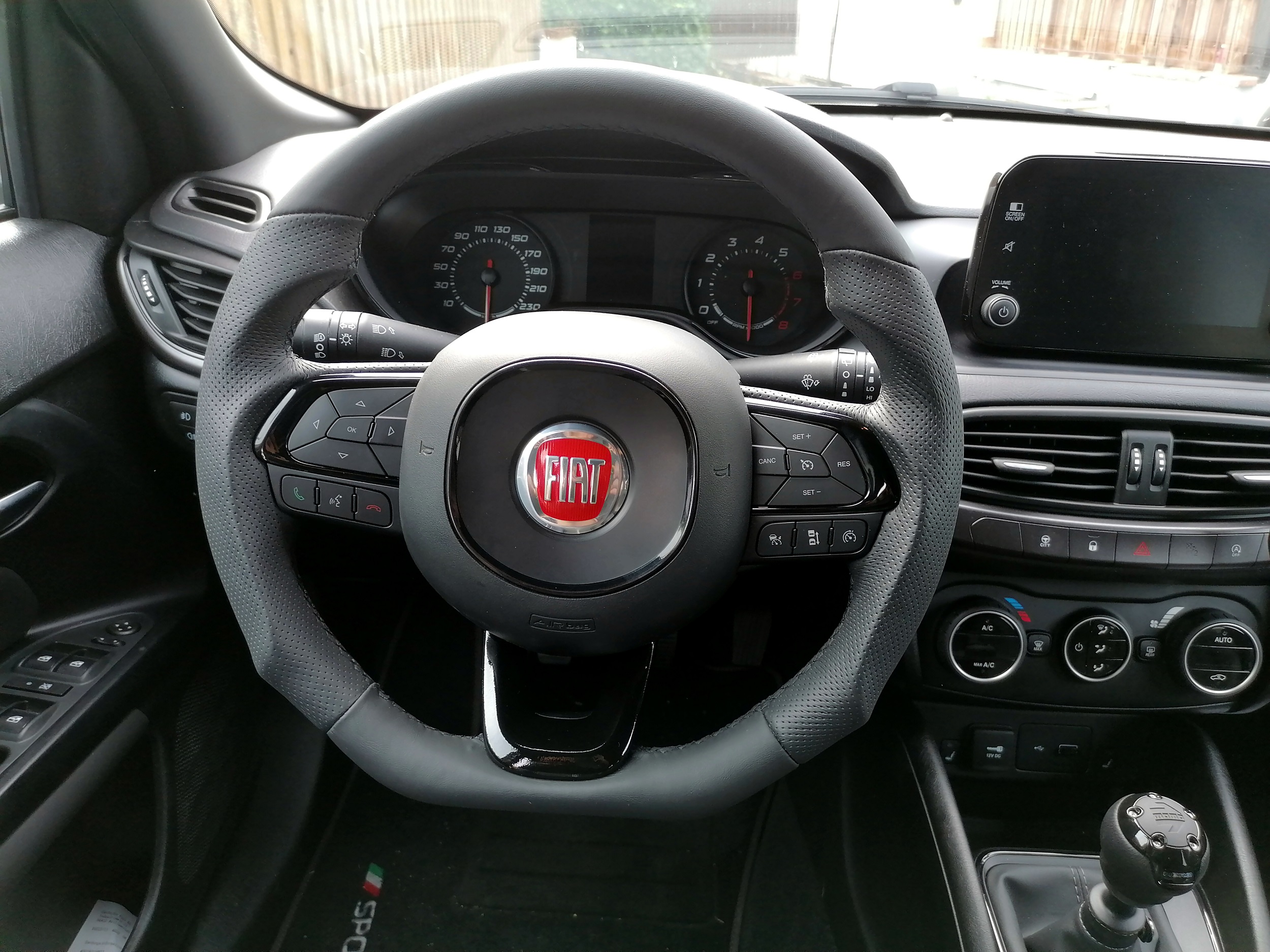 Lenkrad und Schaltknauf eingebaut