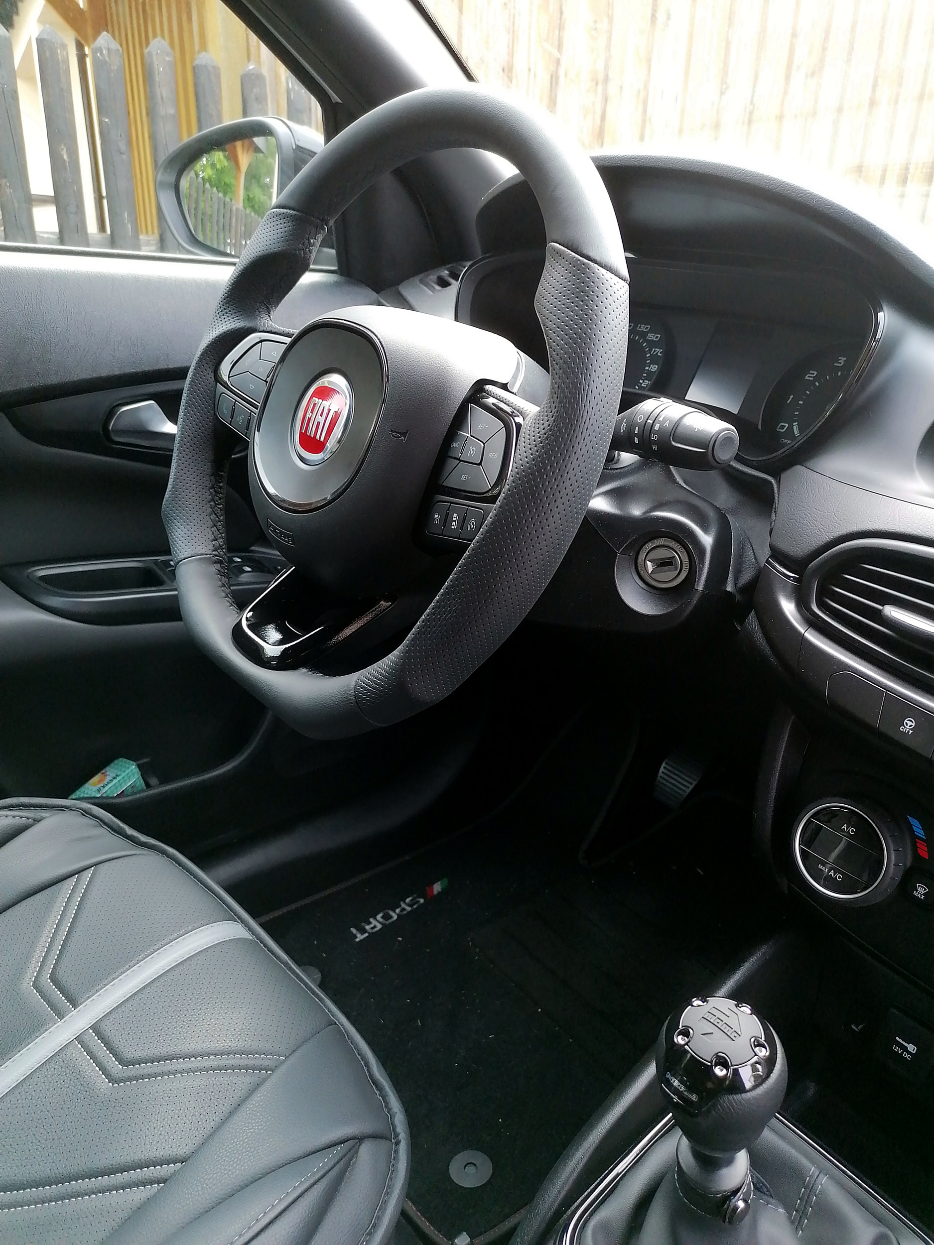 Lenkrad und Schaltknauf eingebaut