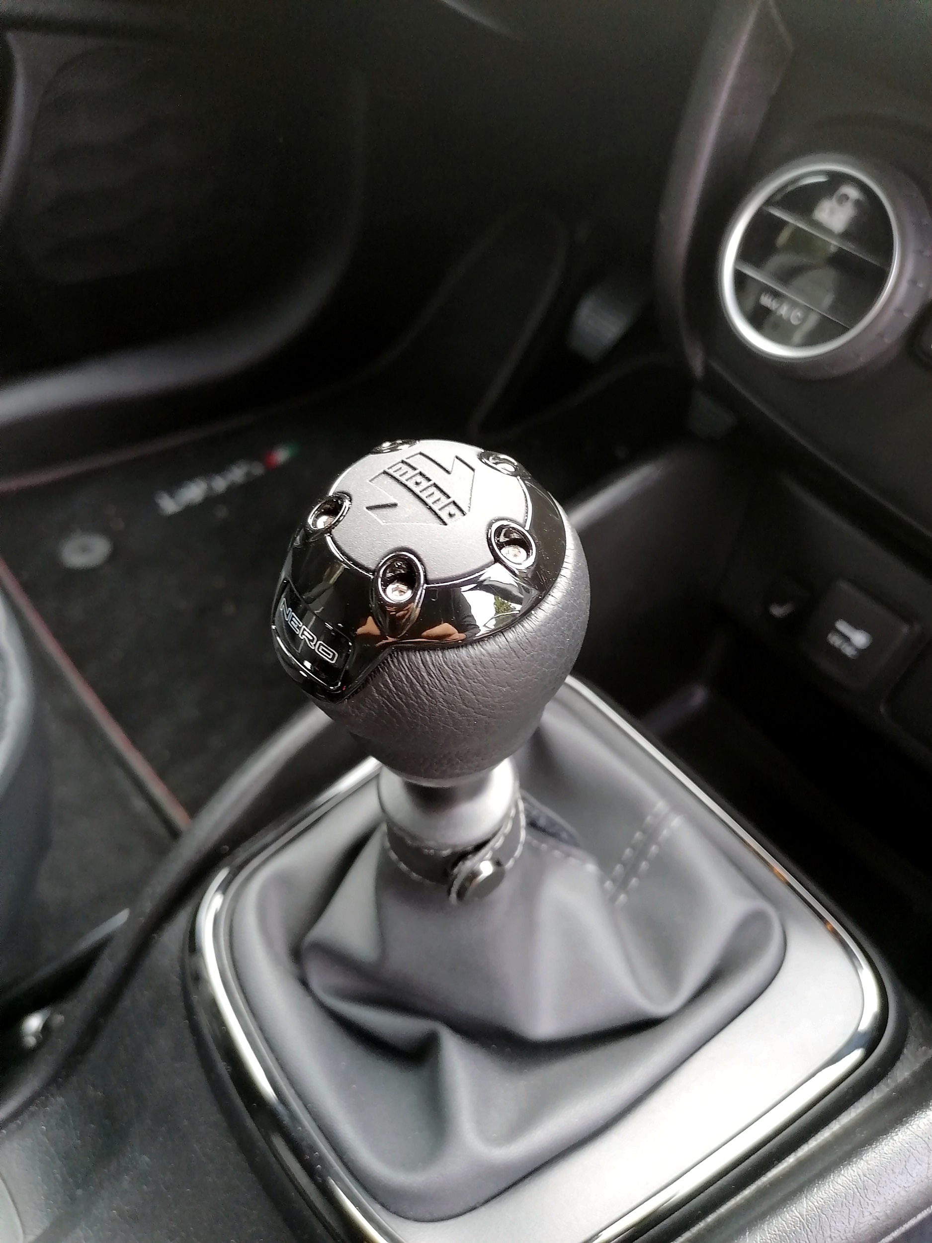 Lenkrad und Schaltknauf eingebaut