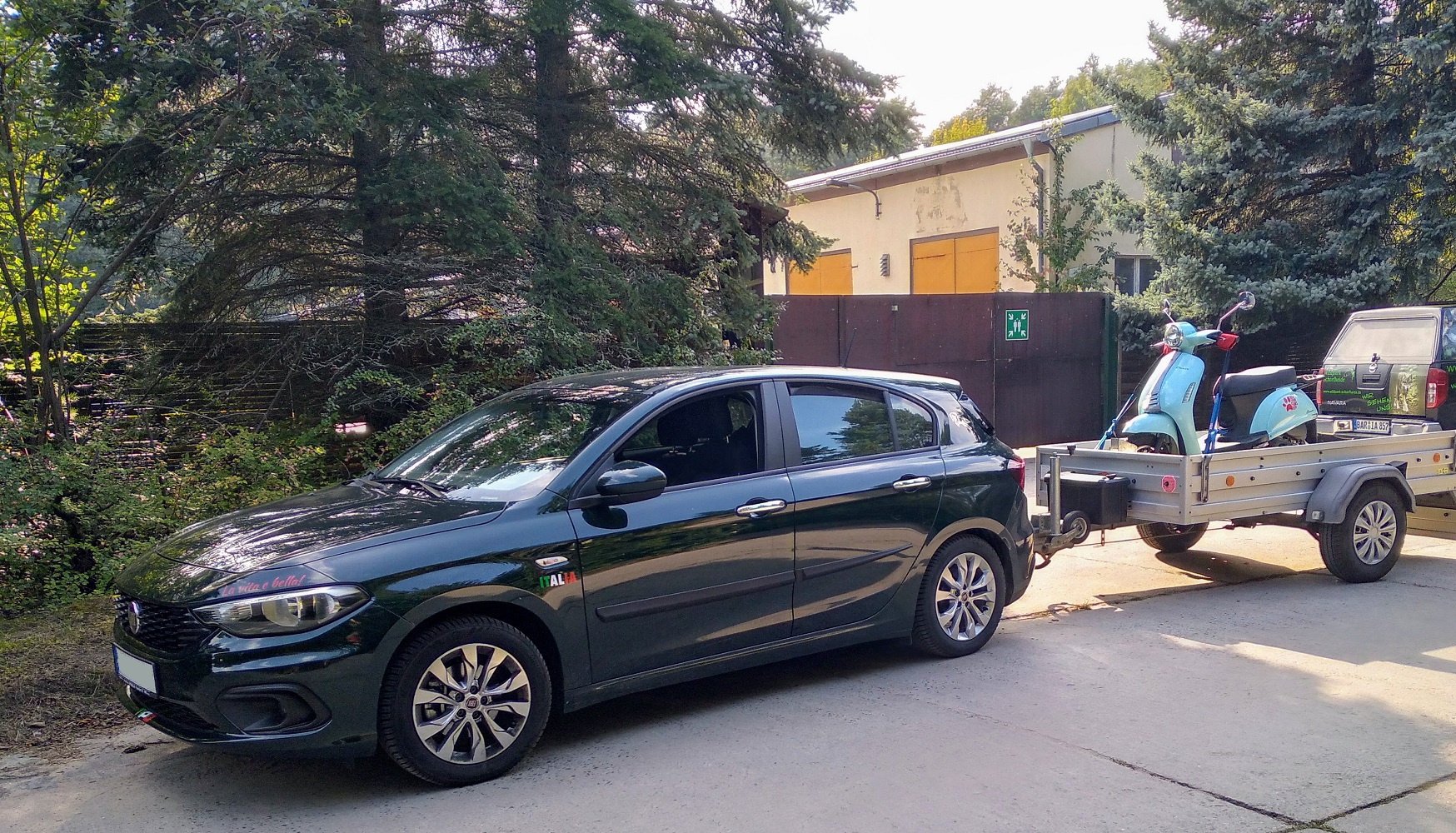 Semester geht wieder los... Und Mama darf den offenen 2-Sitzer durch den halben Landkreis karren...