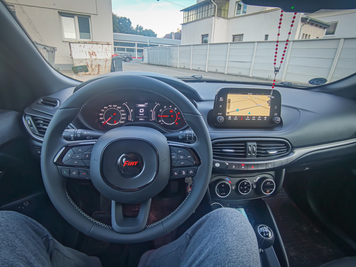 Nun auch endlich alle Embleme passend zum Wagen foliert =)