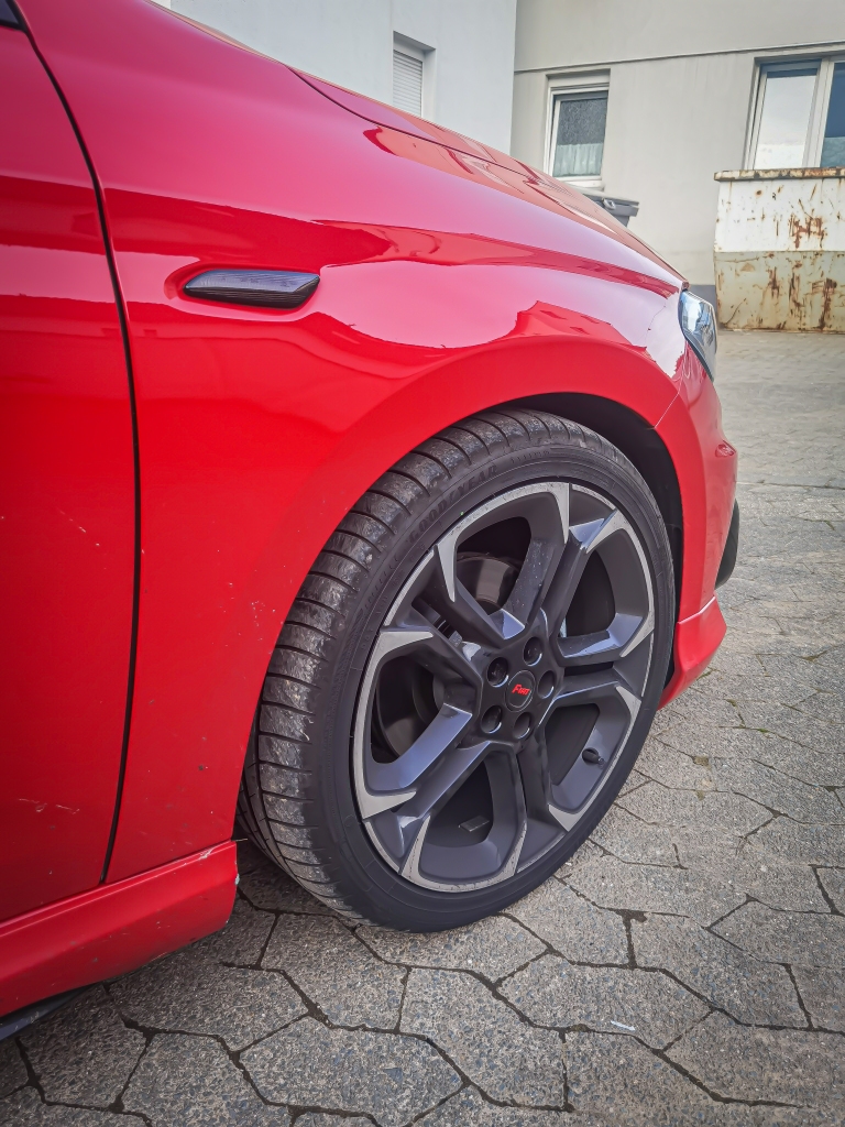 Nun auch endlich alle Embleme passend zum Wagen foliert =)