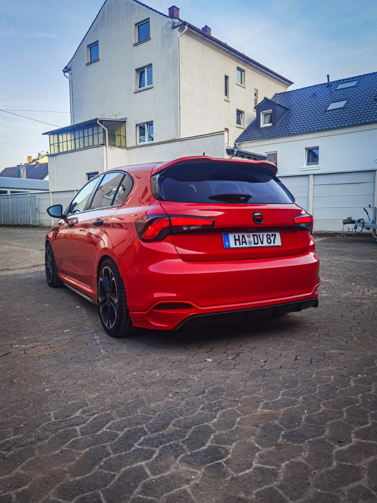 Nun auch endlich alle Embleme passend zum Wagen foliert =)