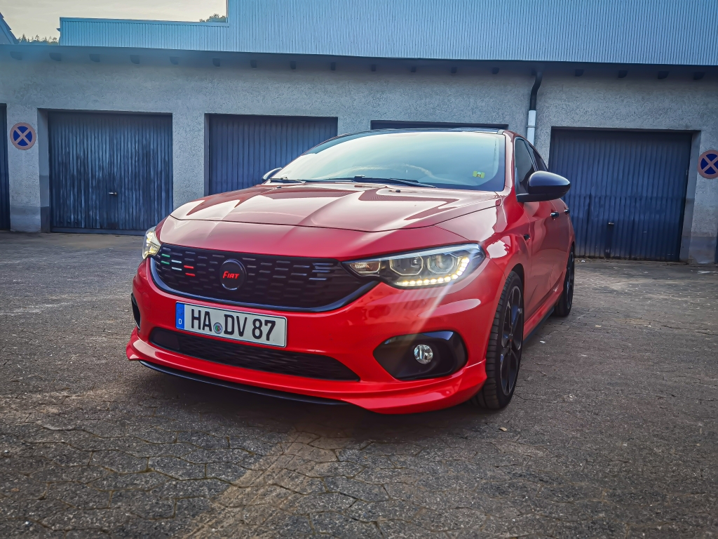 Nun auch endlich alle Embleme passend zum Wagen foliert =)