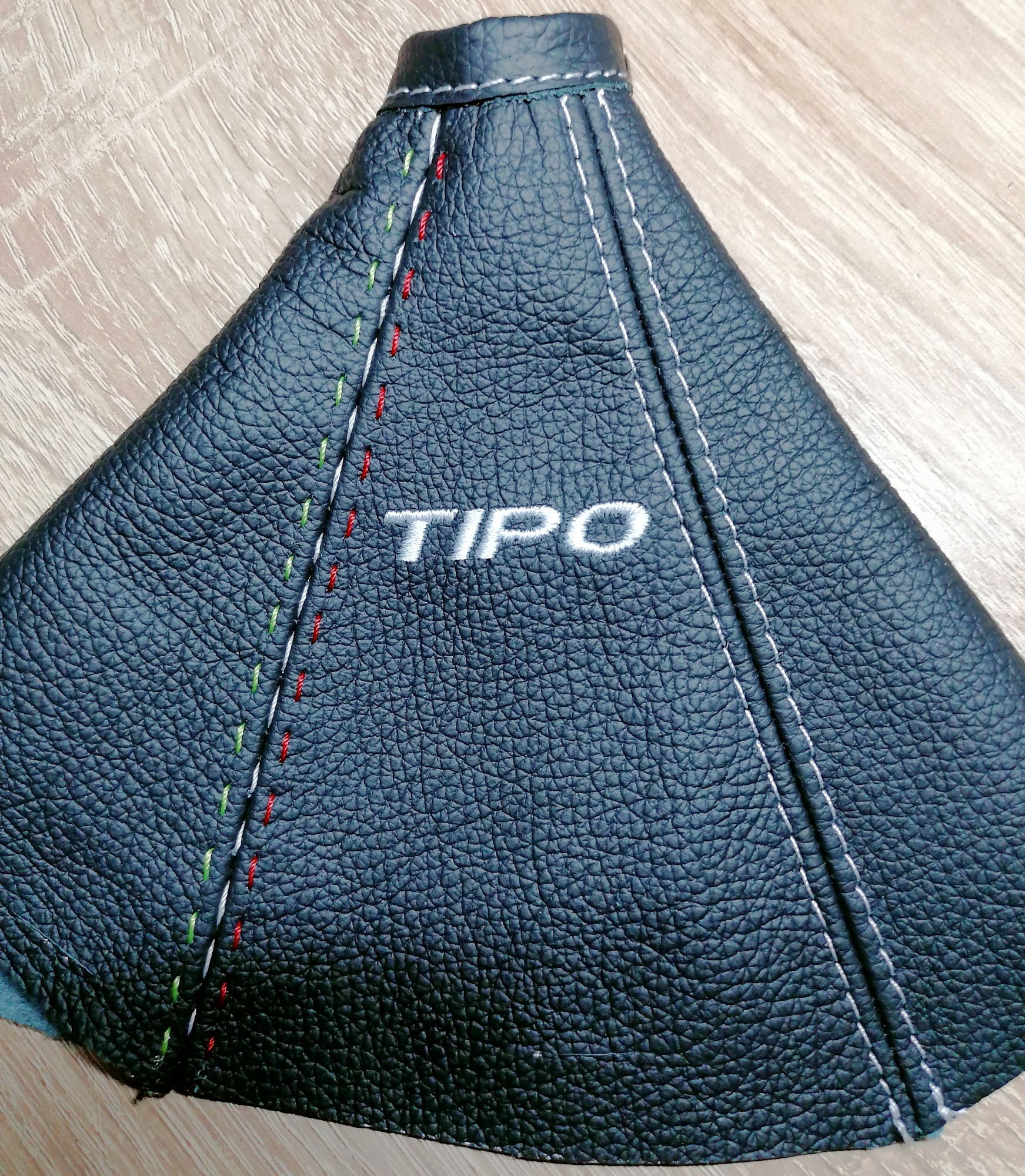 Nähte an neuer Schaltmanschette nachträglich noch farblich an die Nähte des Lenkrads angepasst.