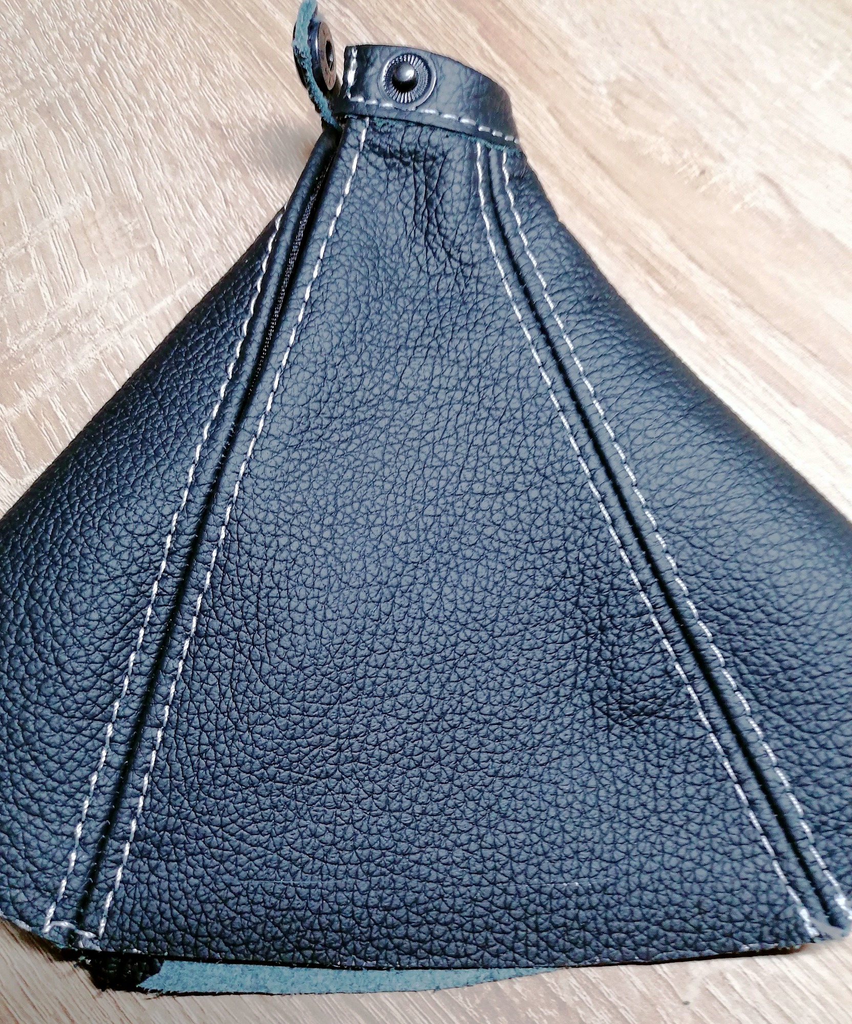 Nähte an neuer Schaltmanschette nachträglich noch farblich an die Nähte des Lenkrads angepasst.