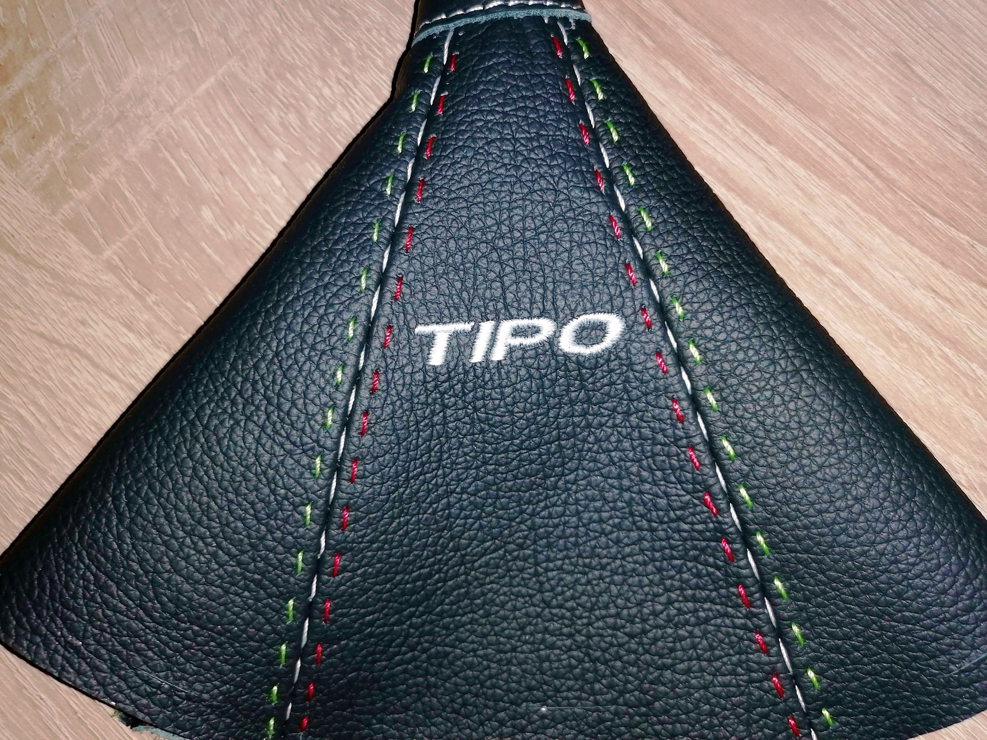 Nähte an neuer Schaltmanschette nachträglich noch farblich an die Nähte des Lenkrads angepasst.