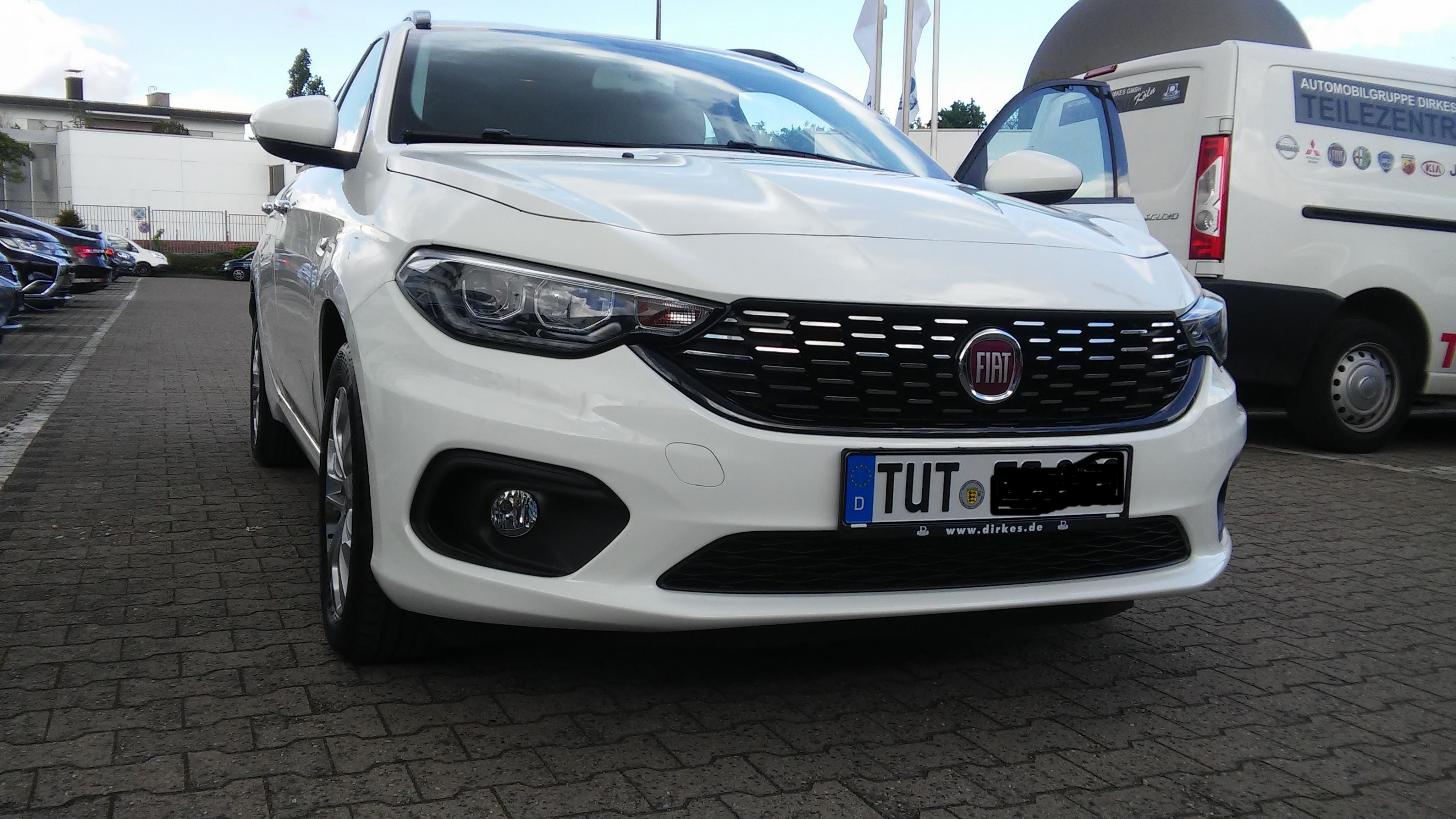 Nach 2 Stunden Zug und 4 Stunden Bussfahrt konnte ich unseren Weissen in Köln abholen