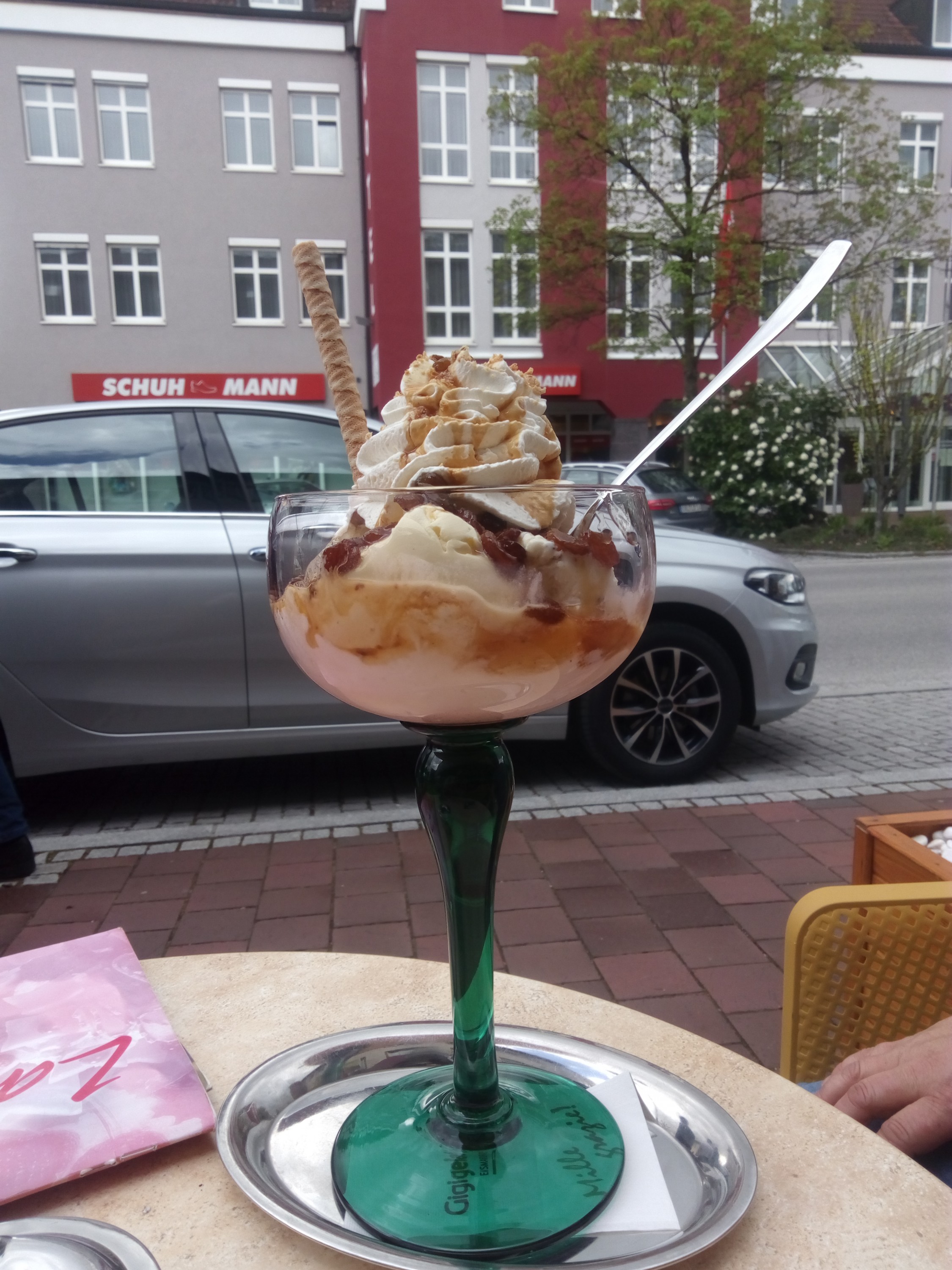 Tipo zu Besuch in einer Eisdiele