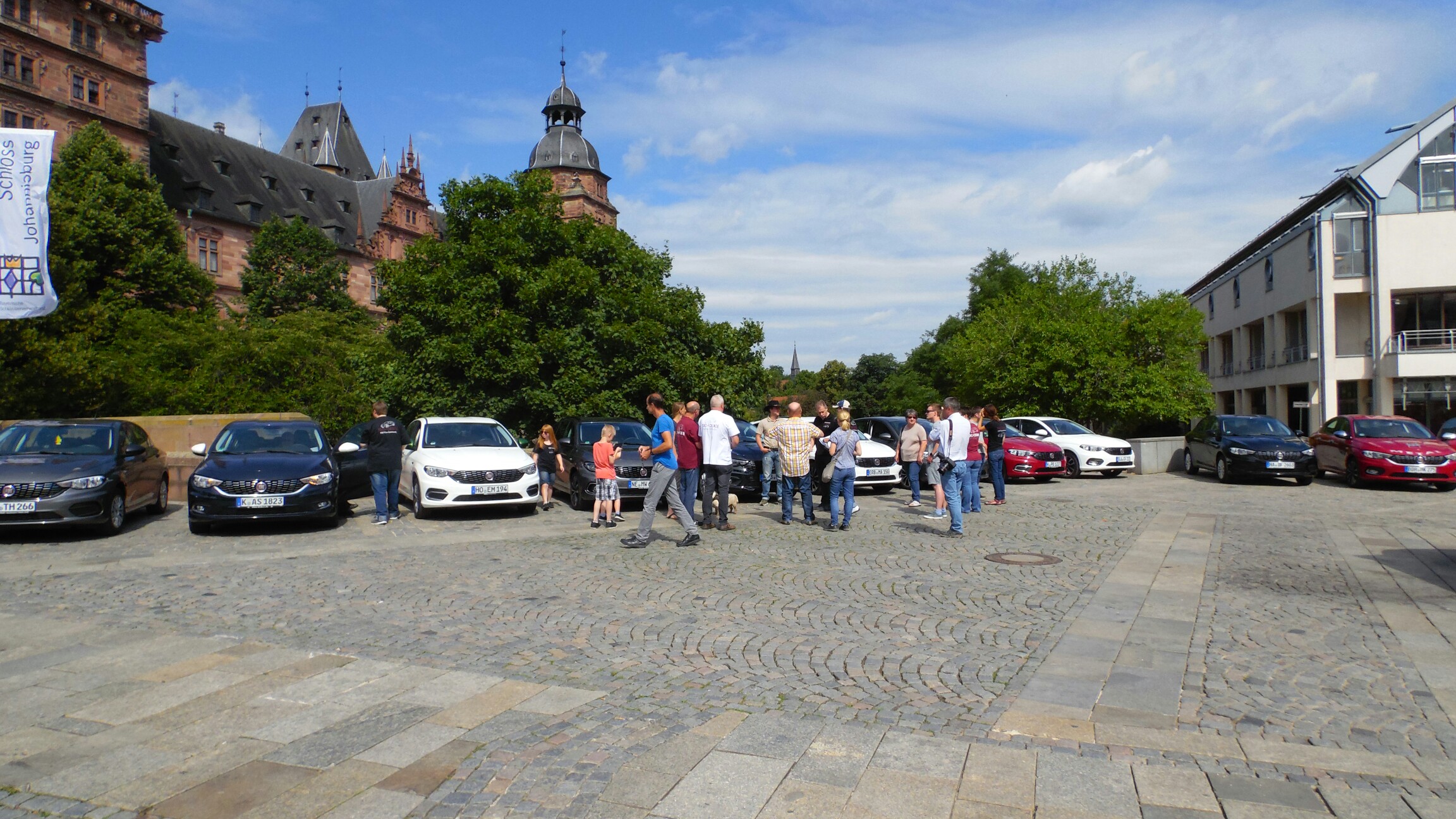 Tollkühne Frauen und Männer mit ihren tollen Kisten