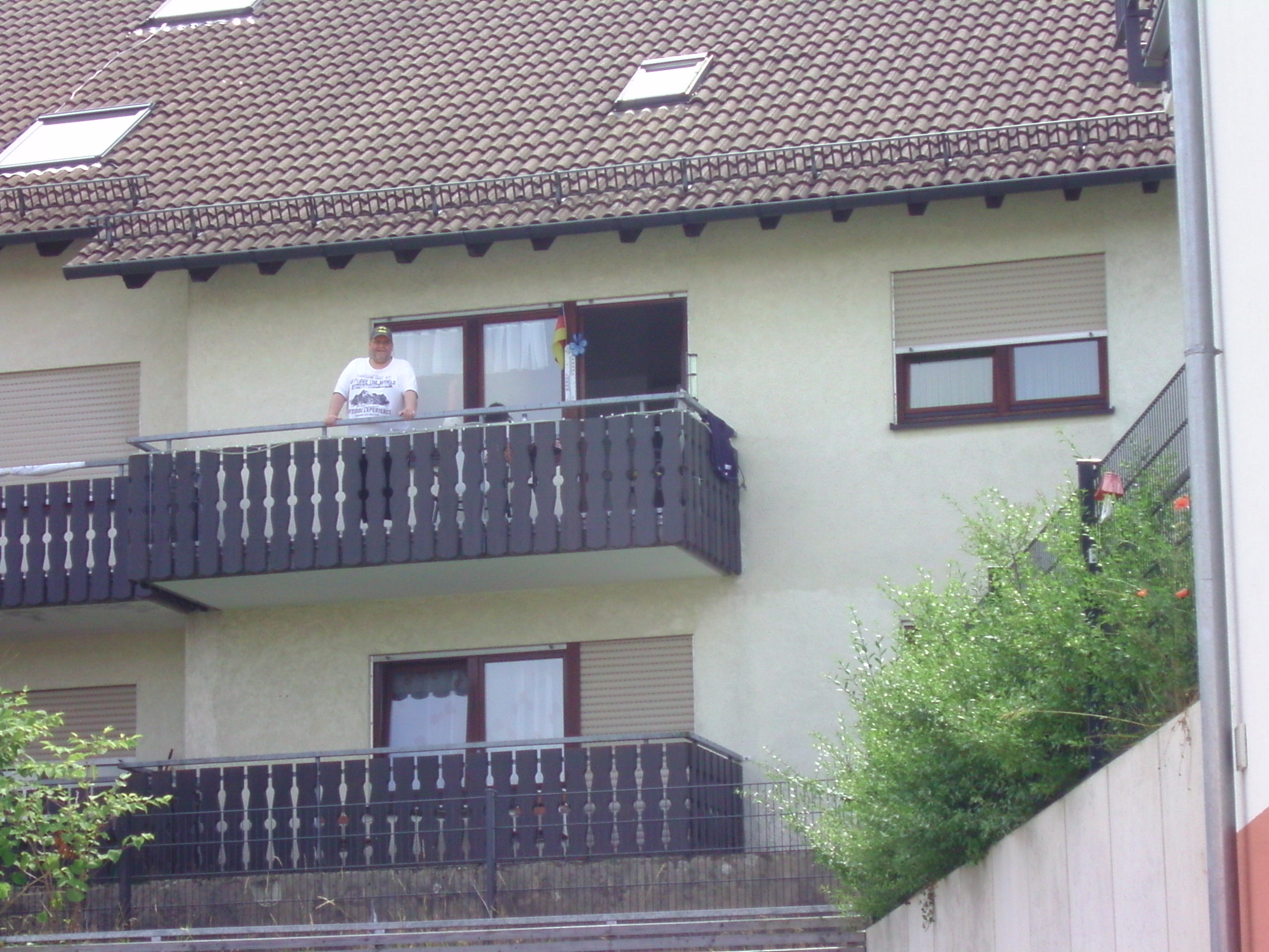 Blick vom Balkon auf die Hauptstrasse von Dobel
