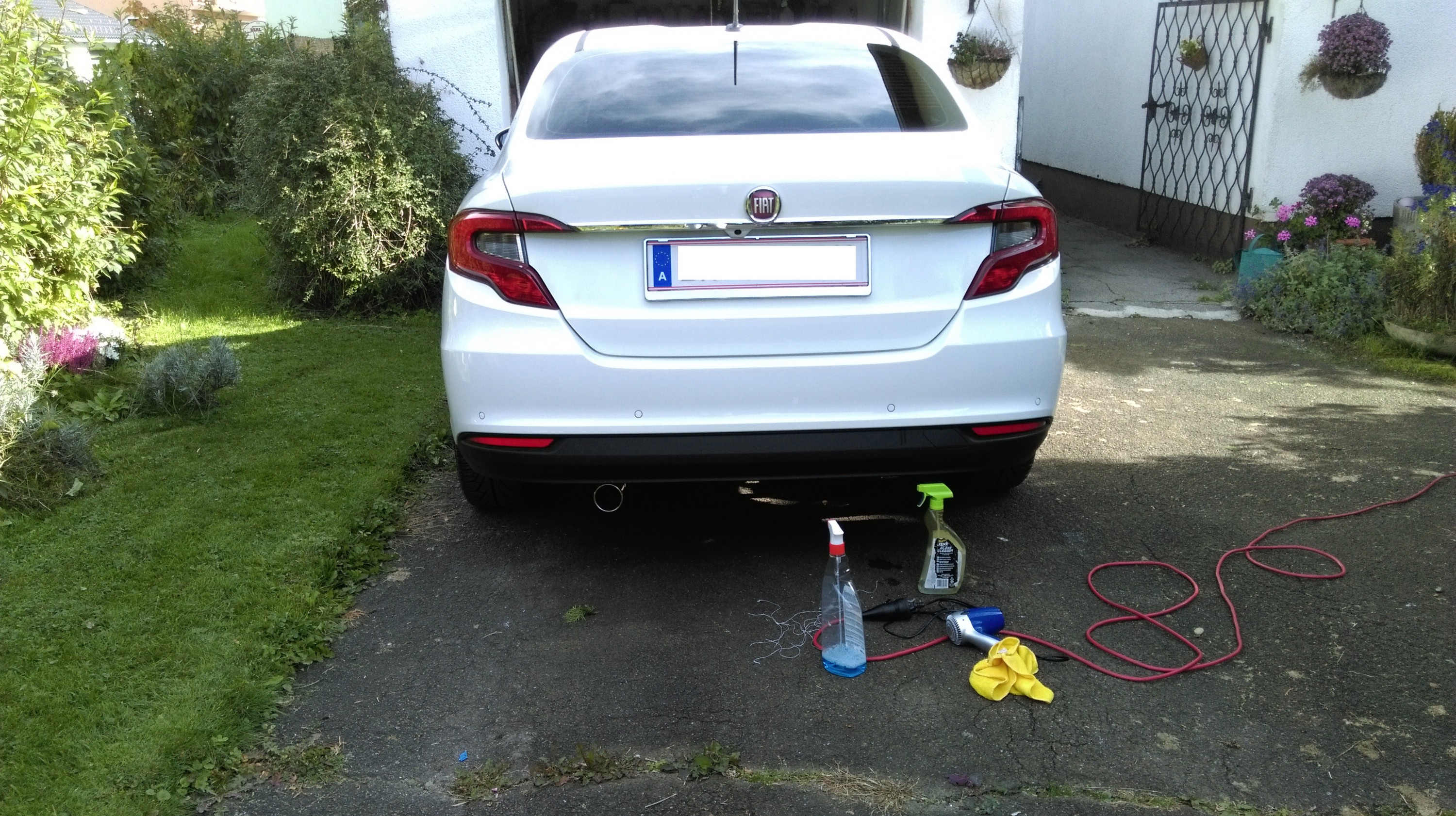 Nach dem Entfernen des Schriftzuges sowie Montage Edelstahlblende, Heckansicht Folierung :)