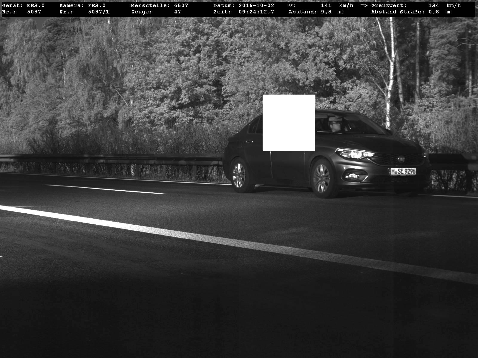 Ups...zu schnell...aber bestimmt das hübscheste Auto auf dem Film