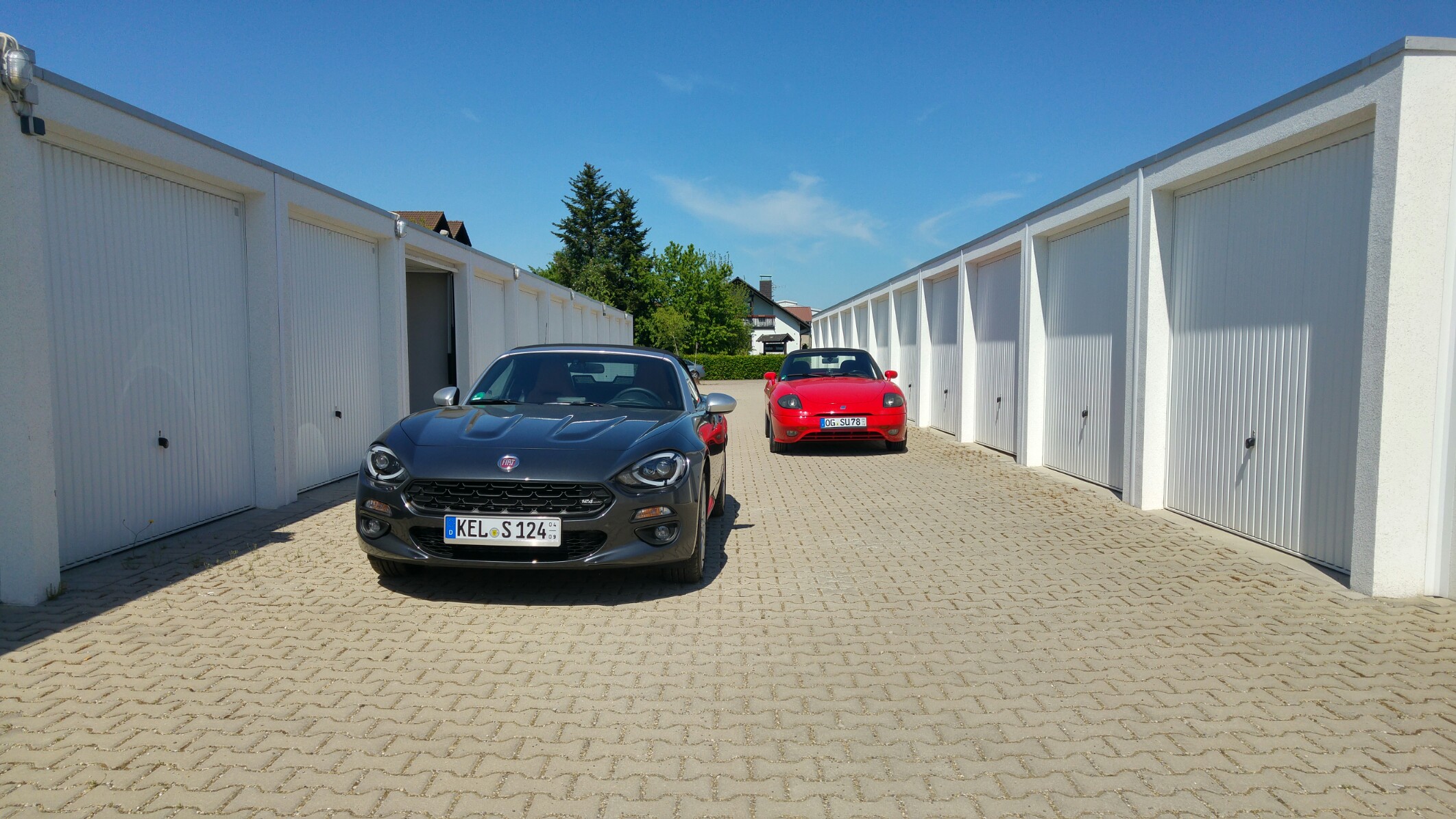 Zwei Fiat Roadster Generationen