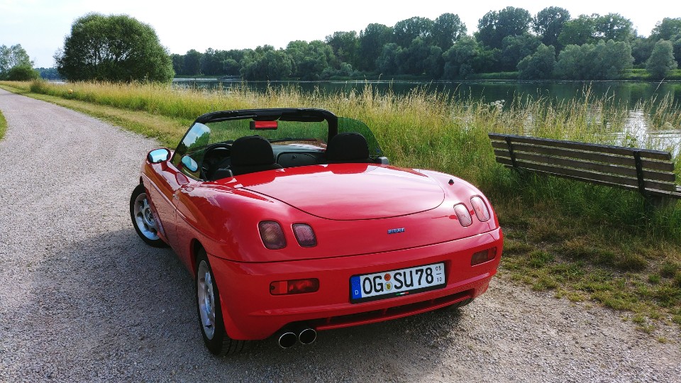 Frau mit Boot am Rhein