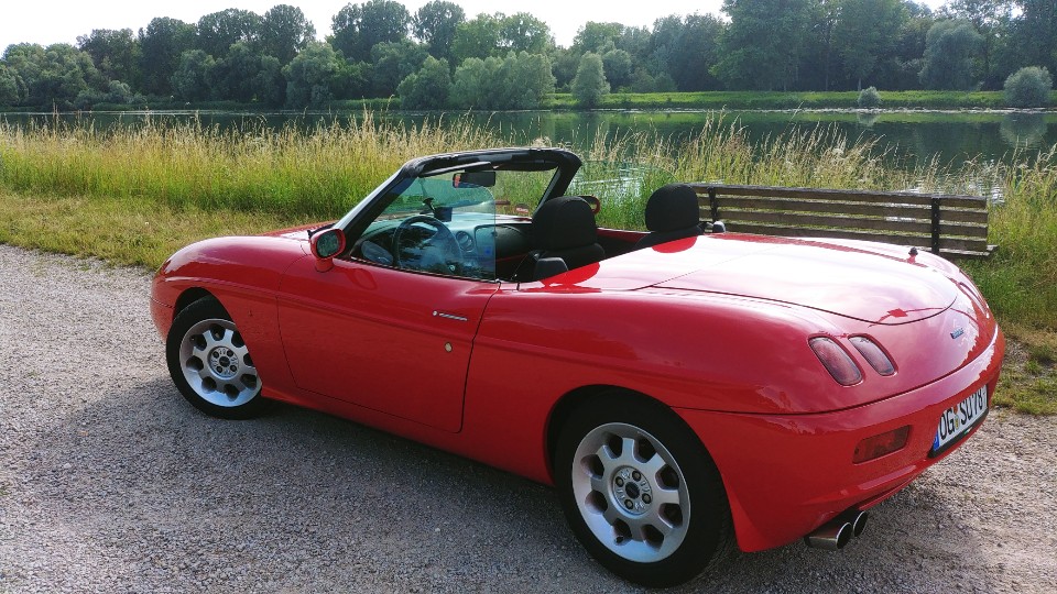 Frau mit Boot am Rhein