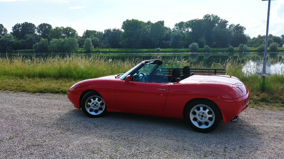 Frau mit Boot am Rhein