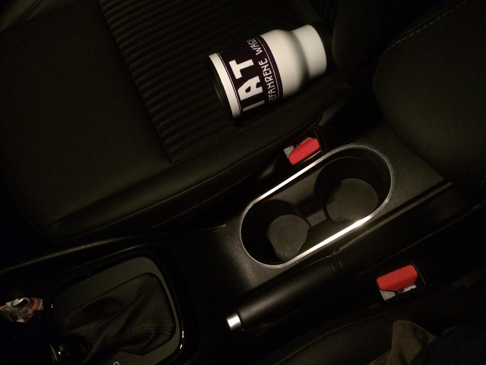 Chromleiste um den Getränkehalter