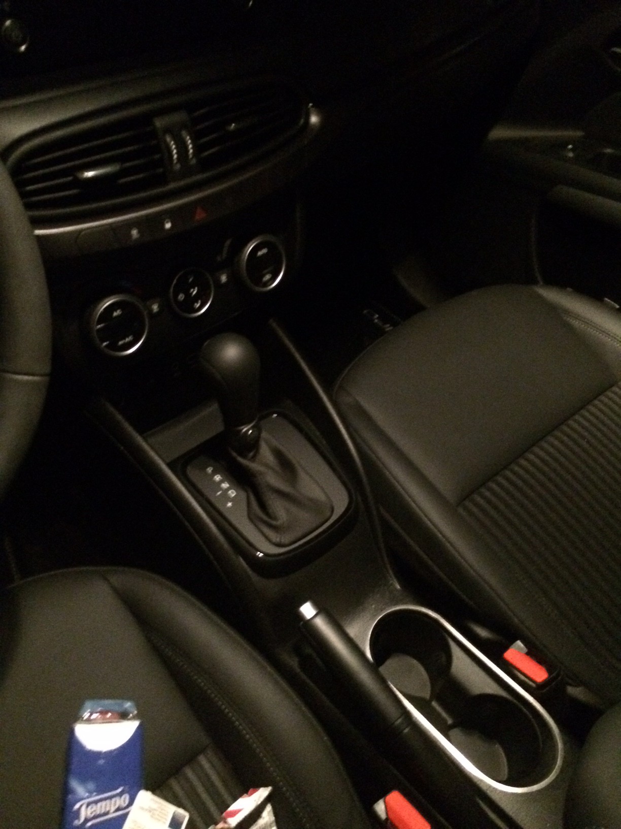 Chromleiste um den Getränkehalter