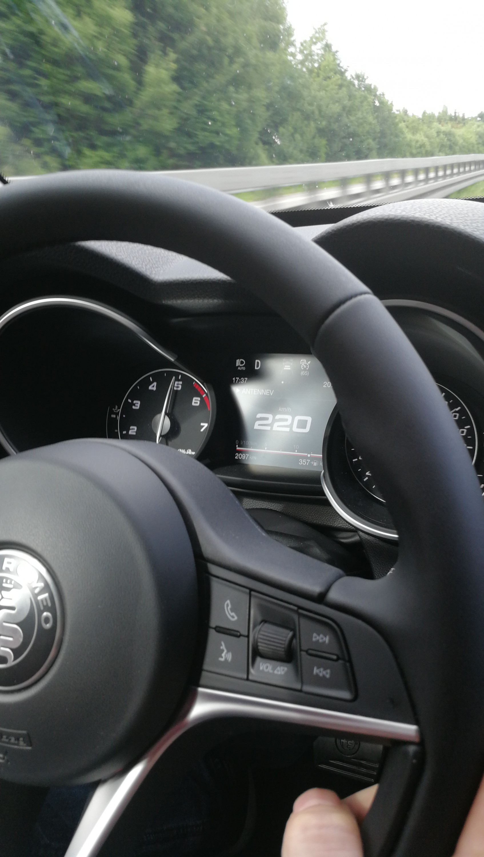 Stelvio auf der Autobahn getestet