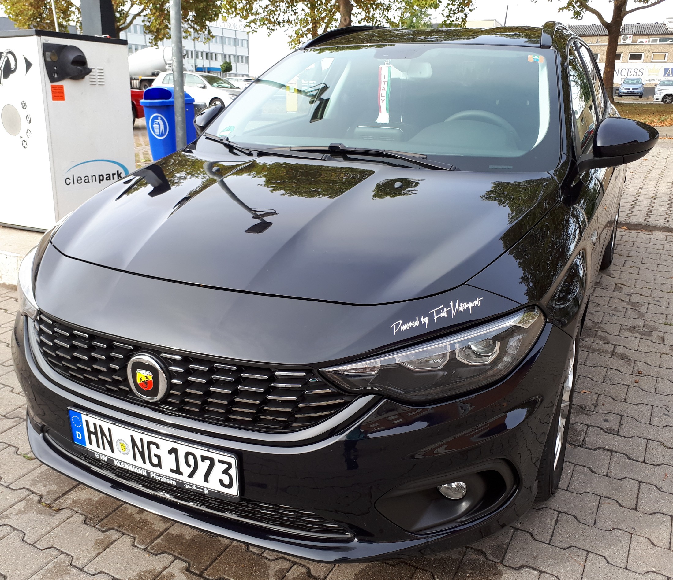 Mit Abarth Logo vorne