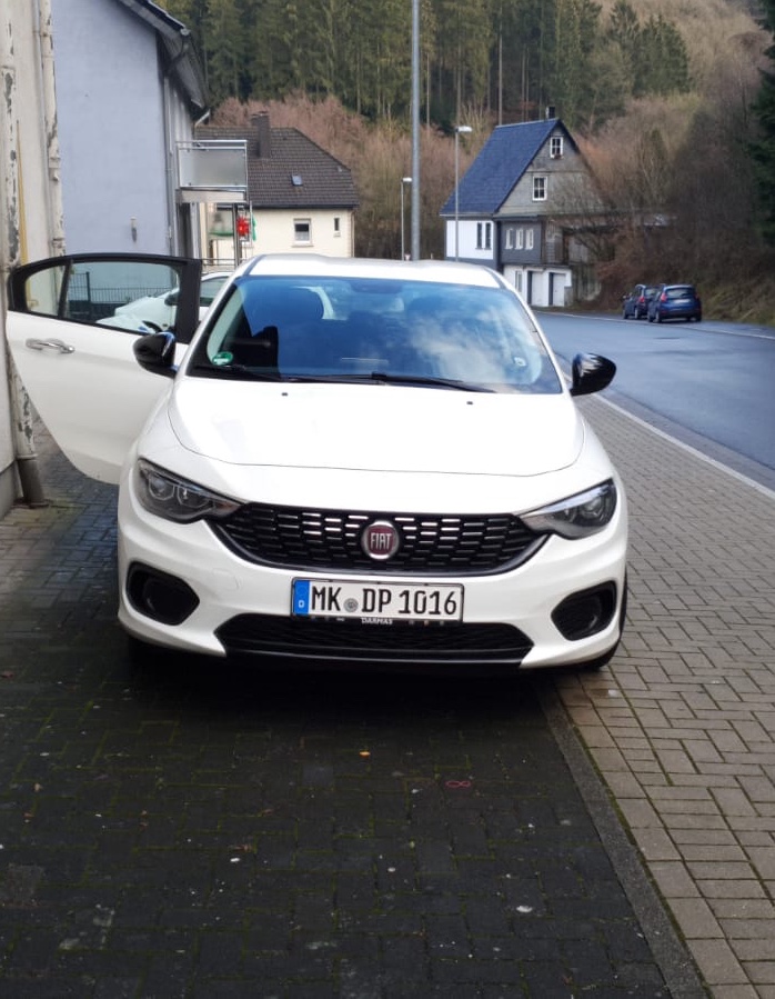 Fiat Tipo Frontlippe und Außenspiegel foliert