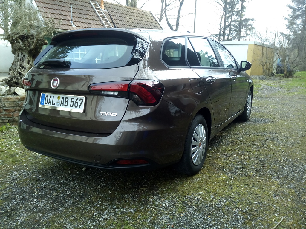 Nach der heutigen Autowäsche, jetzt noch mit den Winterreifen, die allerdings bald den schönen Sommeralus weichen werden.