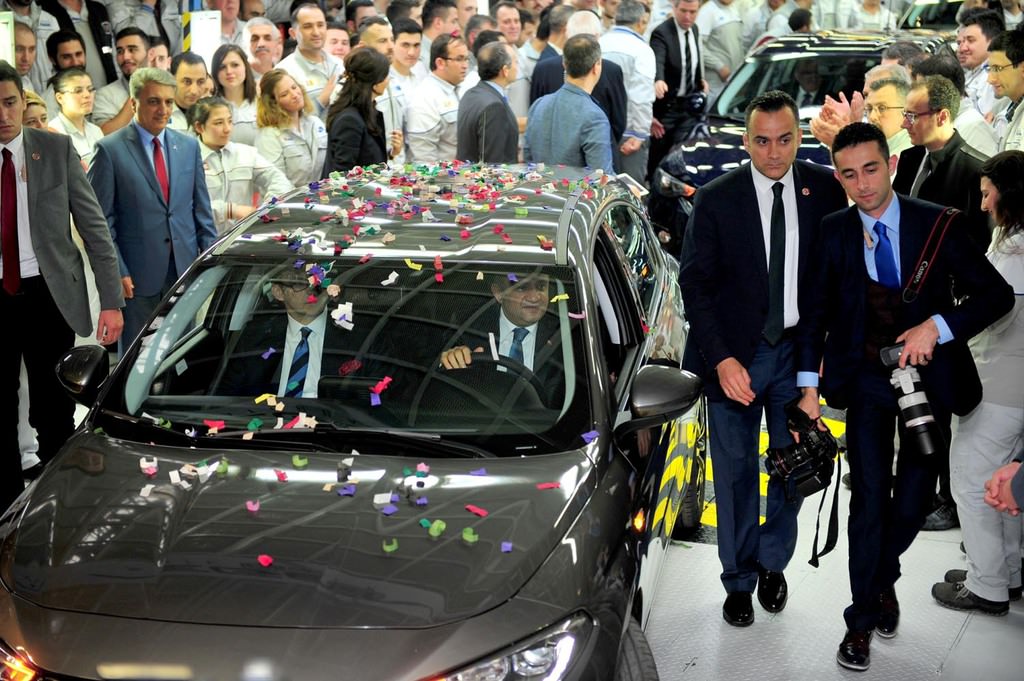 Für das Familienalbum: Jeweils der erste Tipo aus der Fertigungsstraße in Bursa als Sedan, dann als Kombi und schließlich der Hatchback