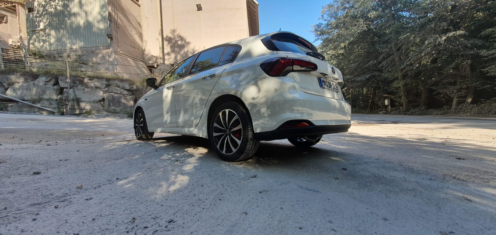 Sonnigen Tag mit denn Milchbubby