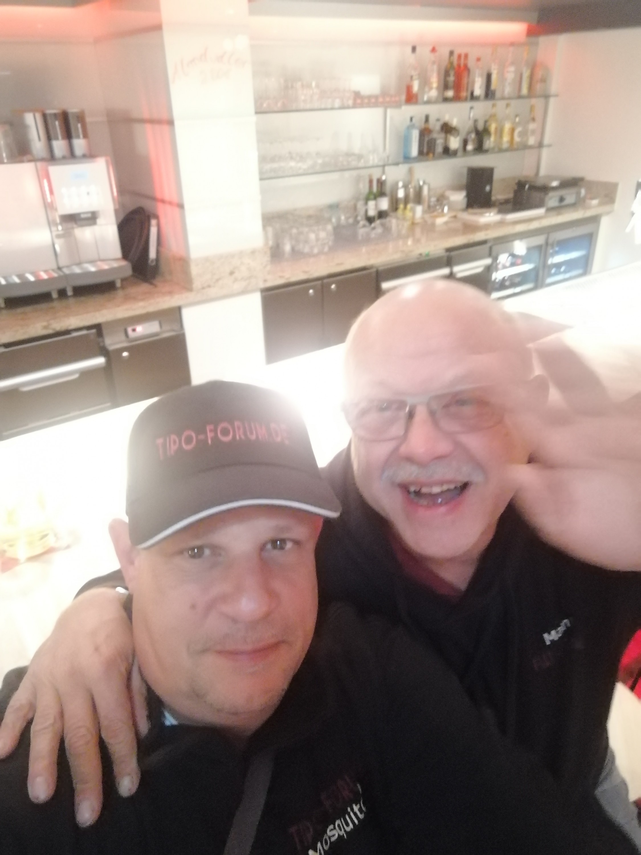 Die letzten Banditen an der Hotelbar