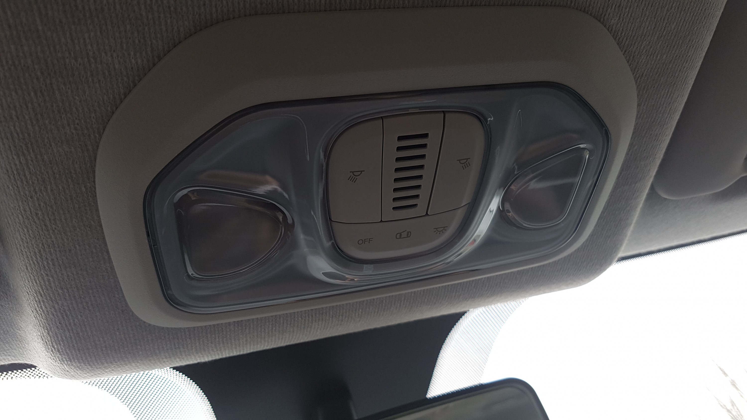 Wo muss ich genau mit dem Schraubenzieher ansetzen um die Abdeckung ab zu machen?