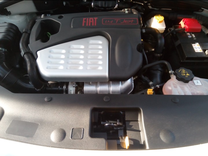 Motorabdeckung 1.4 T-Jet mit rotem Schriftzug