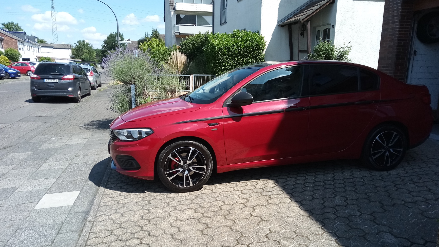 Rote, glänzende Limousine