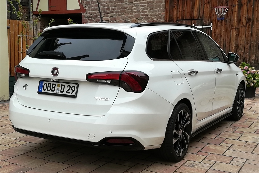 Deshalb ist auch der Ansatz der Stoßstange lackiert worden