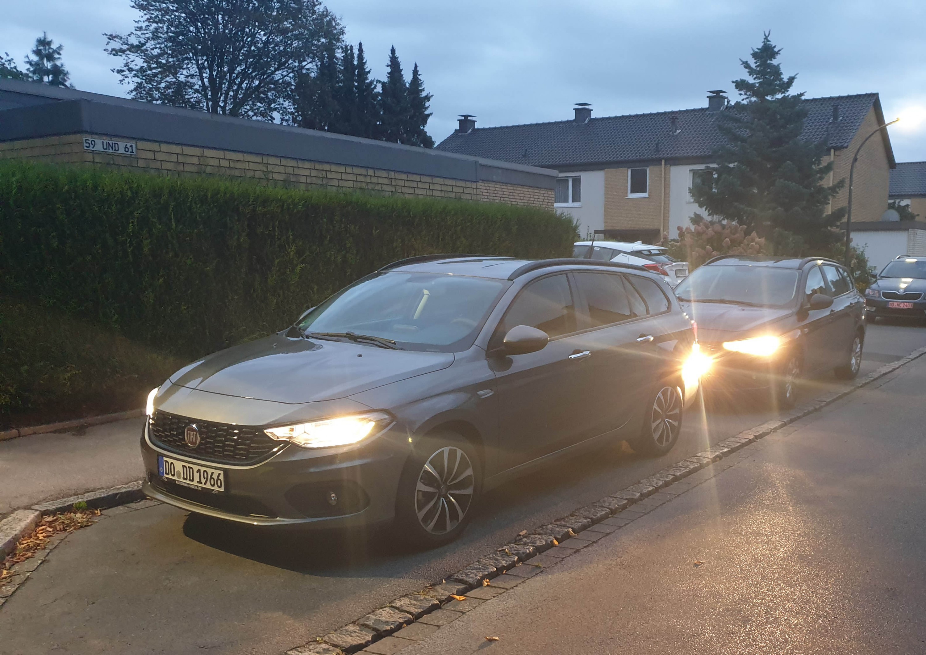 Zwei Tipo vor der Tür