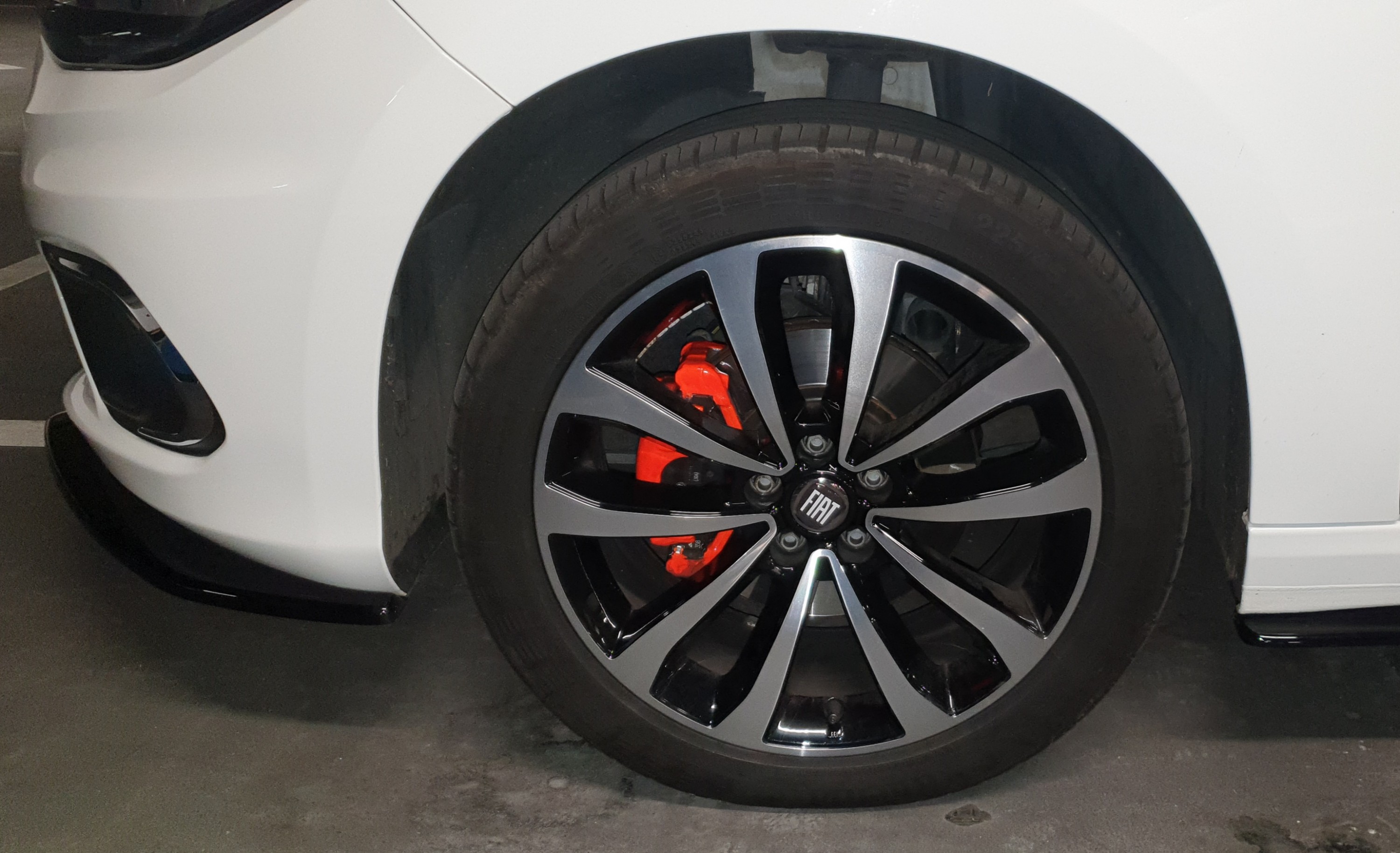 Bremsbeläge in Neon Orange lackiert