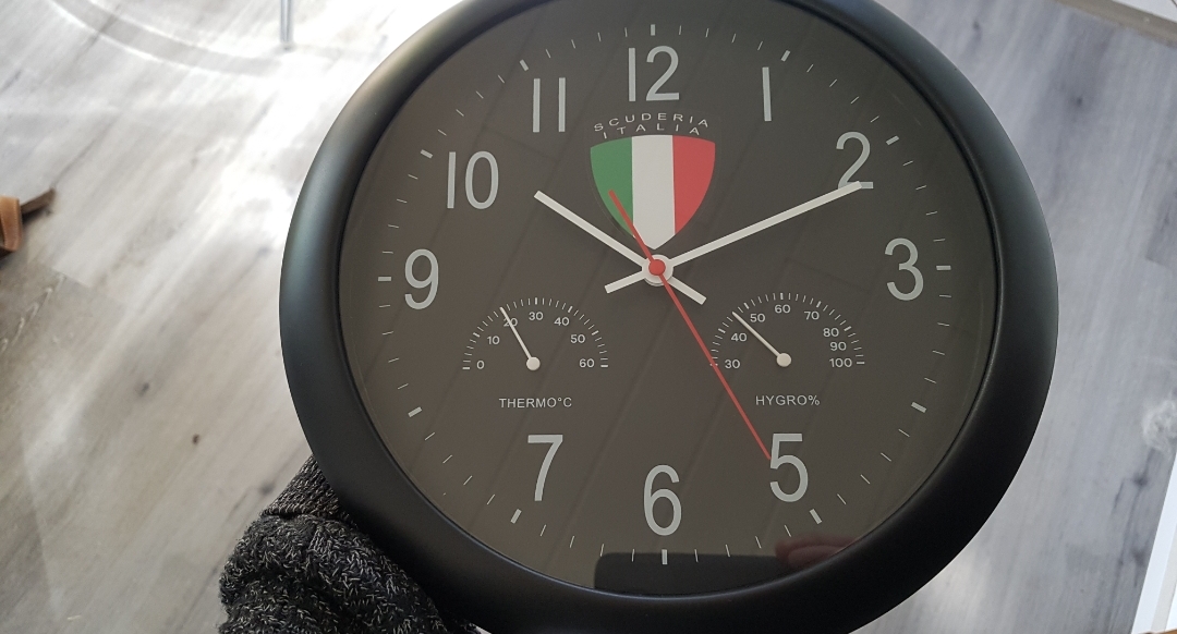 Mebus Wanduhr umgebaut und umlackiert zur Italo Fan Uhr für meine Werkstatt