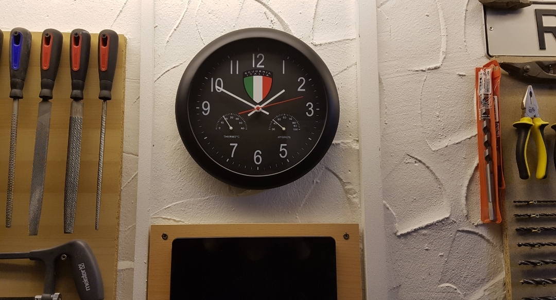 Mebus Wanduhr umgebaut und umlackiert zur Italo Fan Uhr für meine Werkstatt