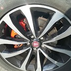 Roter Bremssattel beim Mediteraneo Blau