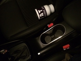 Chromleiste um den Getränkehalter